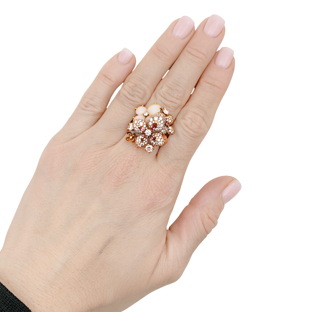 Bague Chaumet, « Hortensia Aube rosée », or rose, diamants, saphir rose et opales roses.