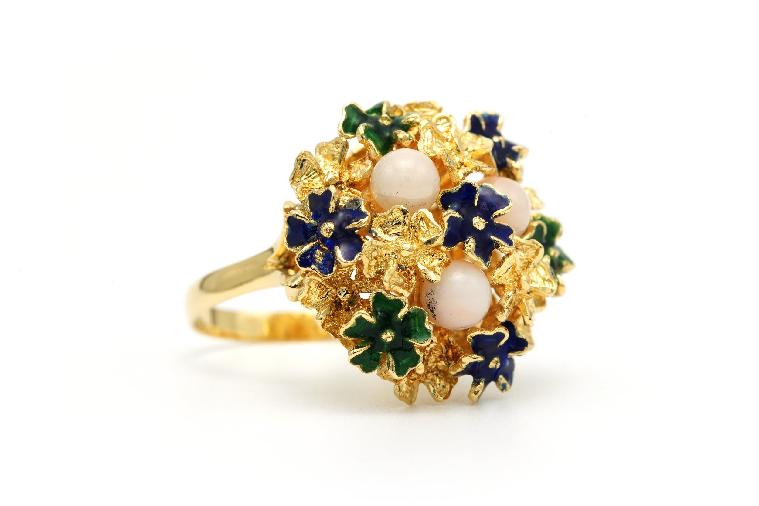 Bague Cocktail en or jaune, émail et corail