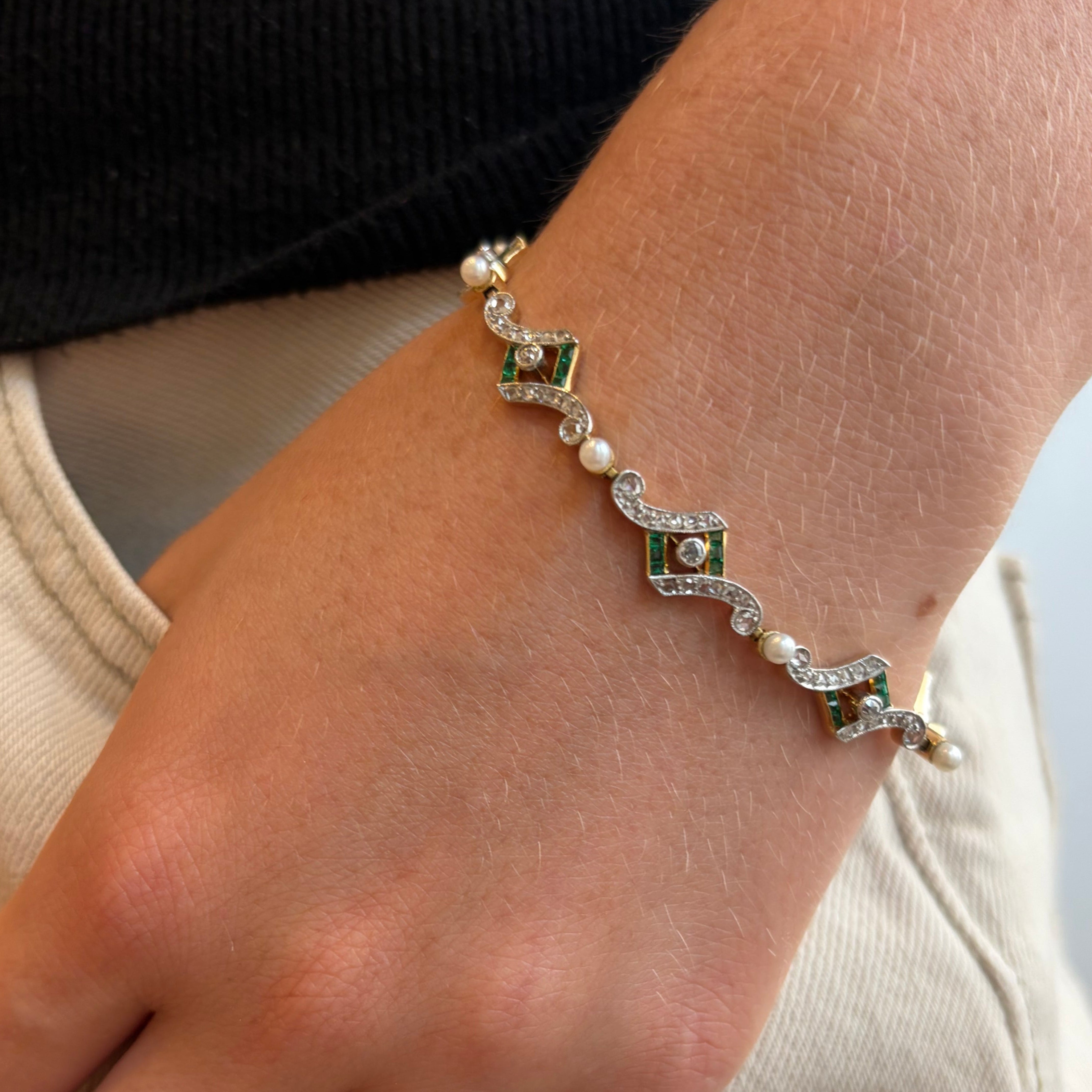 Bracelet Art Deco en or jaune, platine, perles, émeraudes et diamants