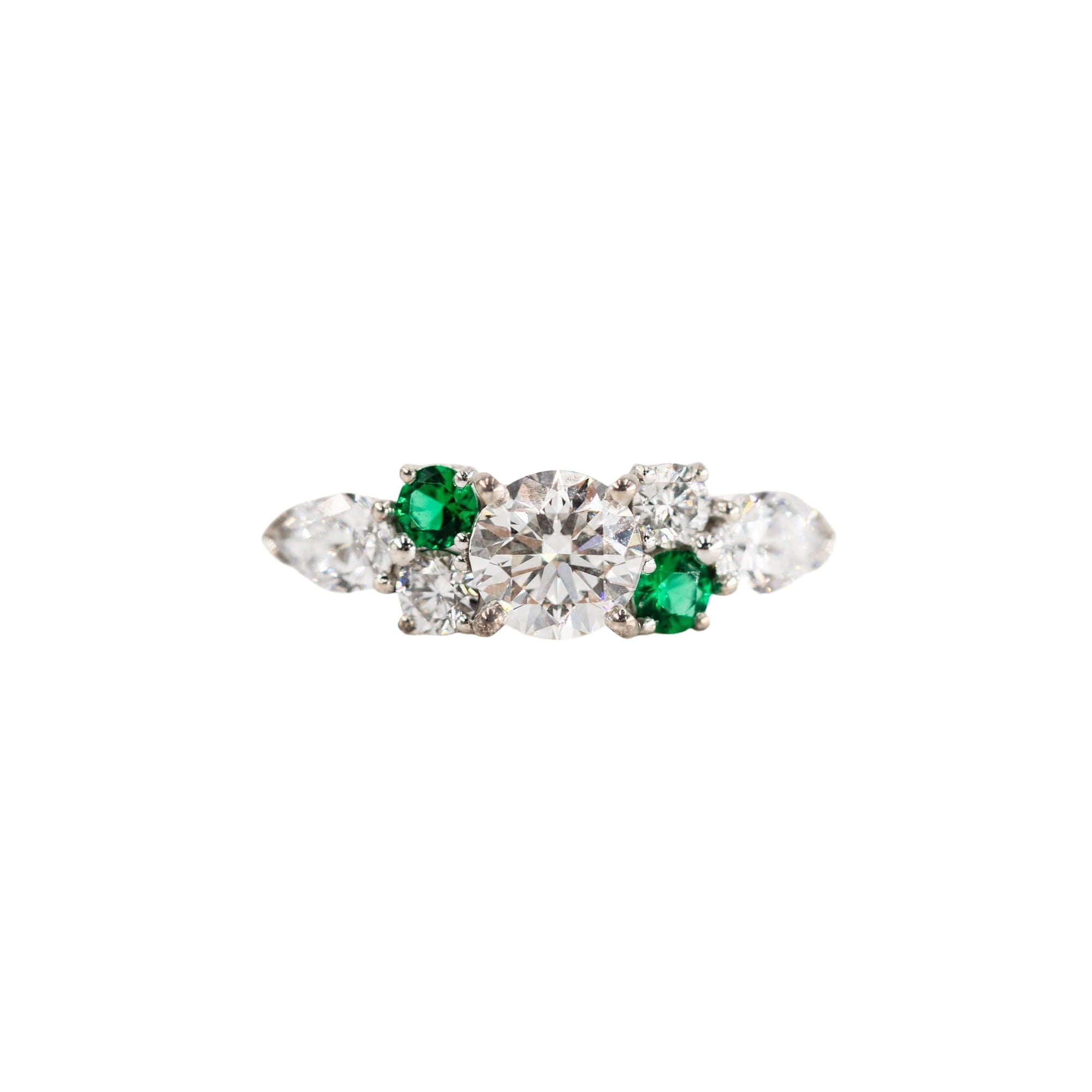 Bague Entourage en or blanc, émeraudes et diamants