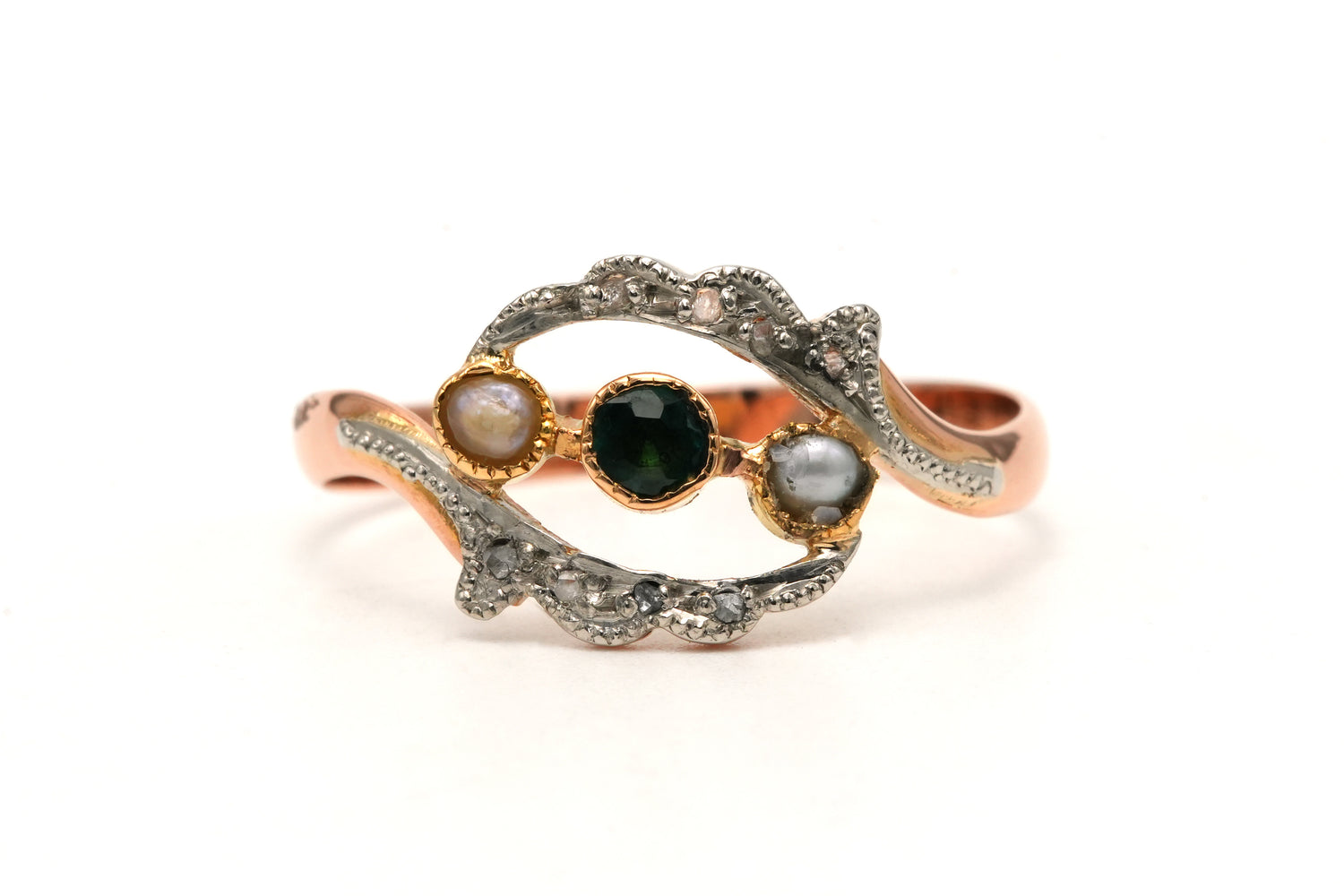 Bague en or jaune, émeraude, perles et diamants