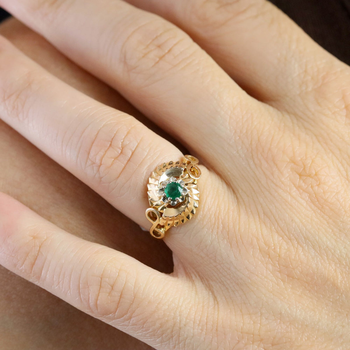 Bague en or rose et émeraude