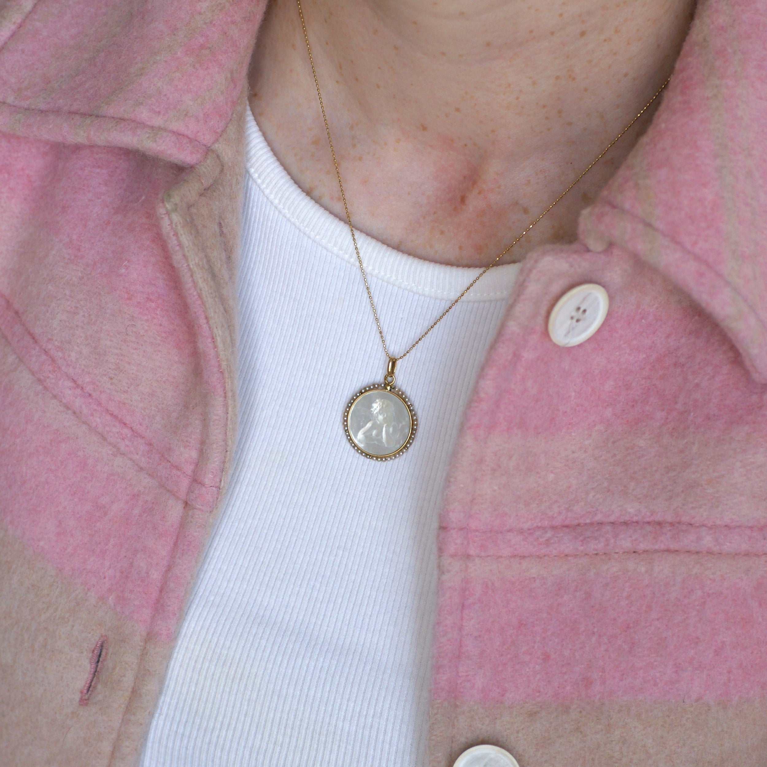 Médaille en or jaune, nacre et perles