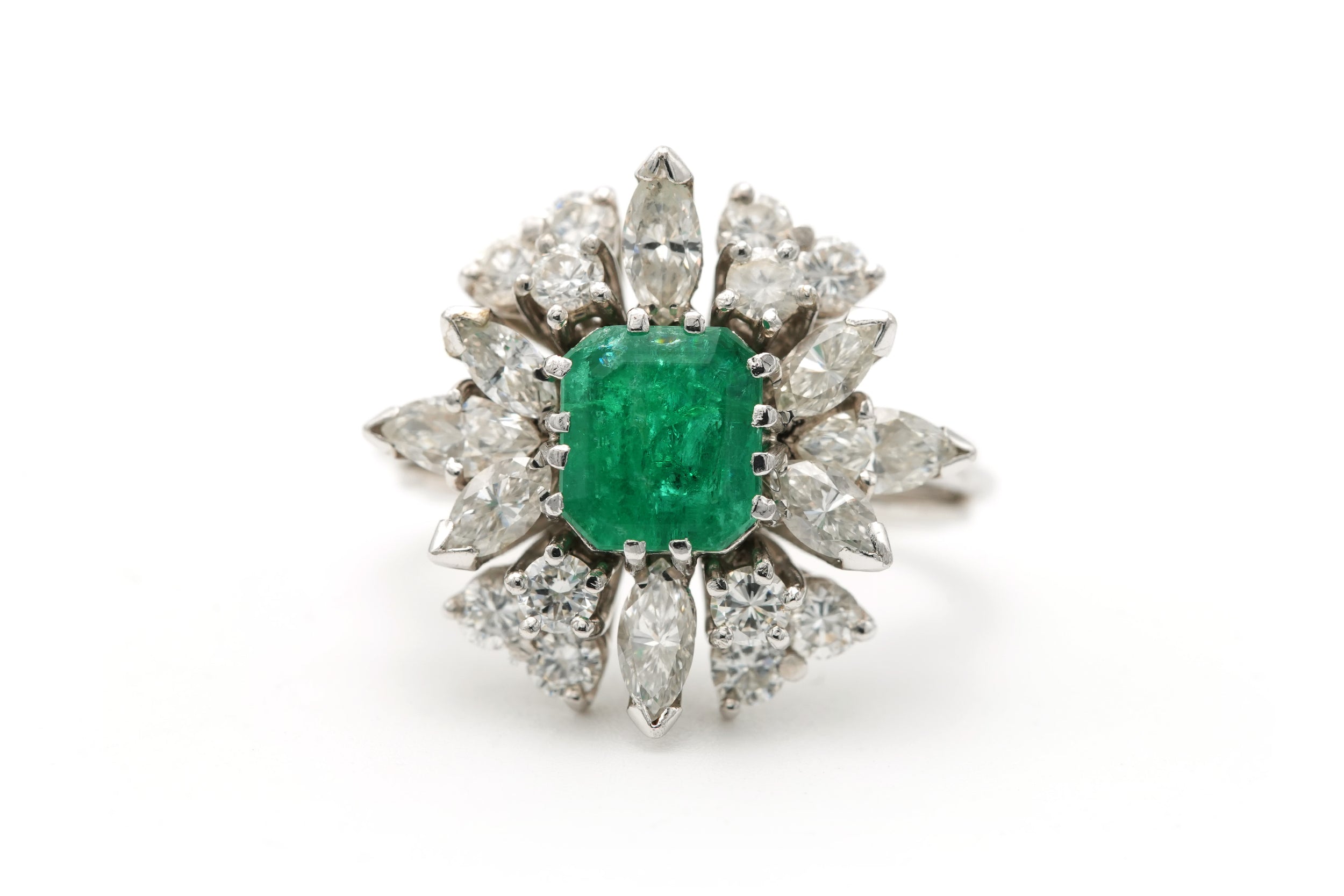 Bague Marguerite en or blanc, émeraude et diamants