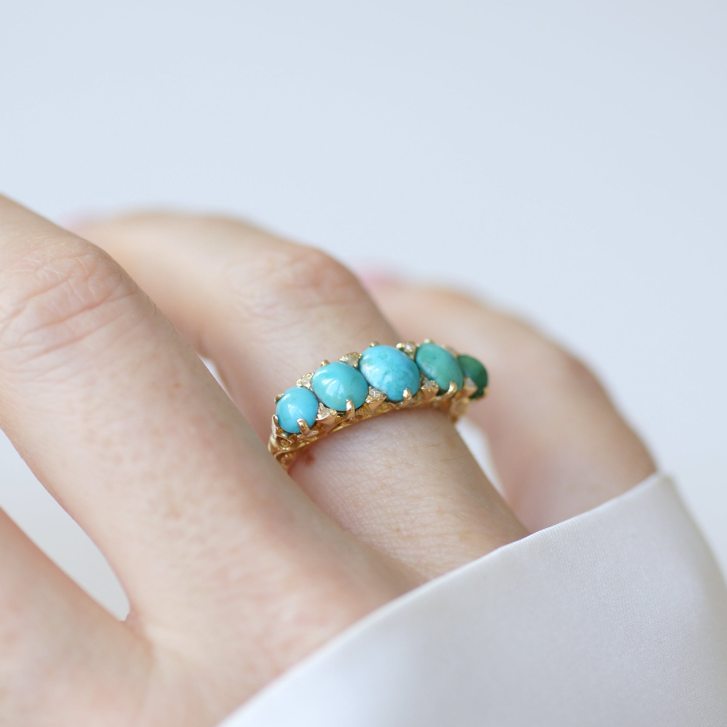 Bague Jarretière en or jaune, turquoises et diamants