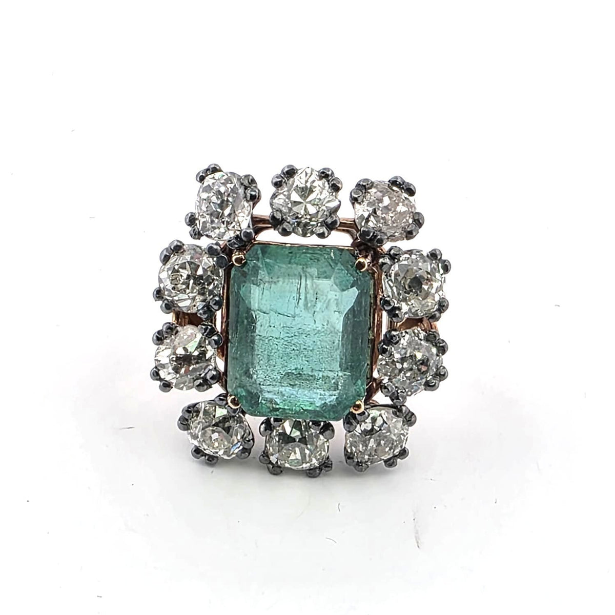 Bague Entourage en or jaune, émeraude et diamants