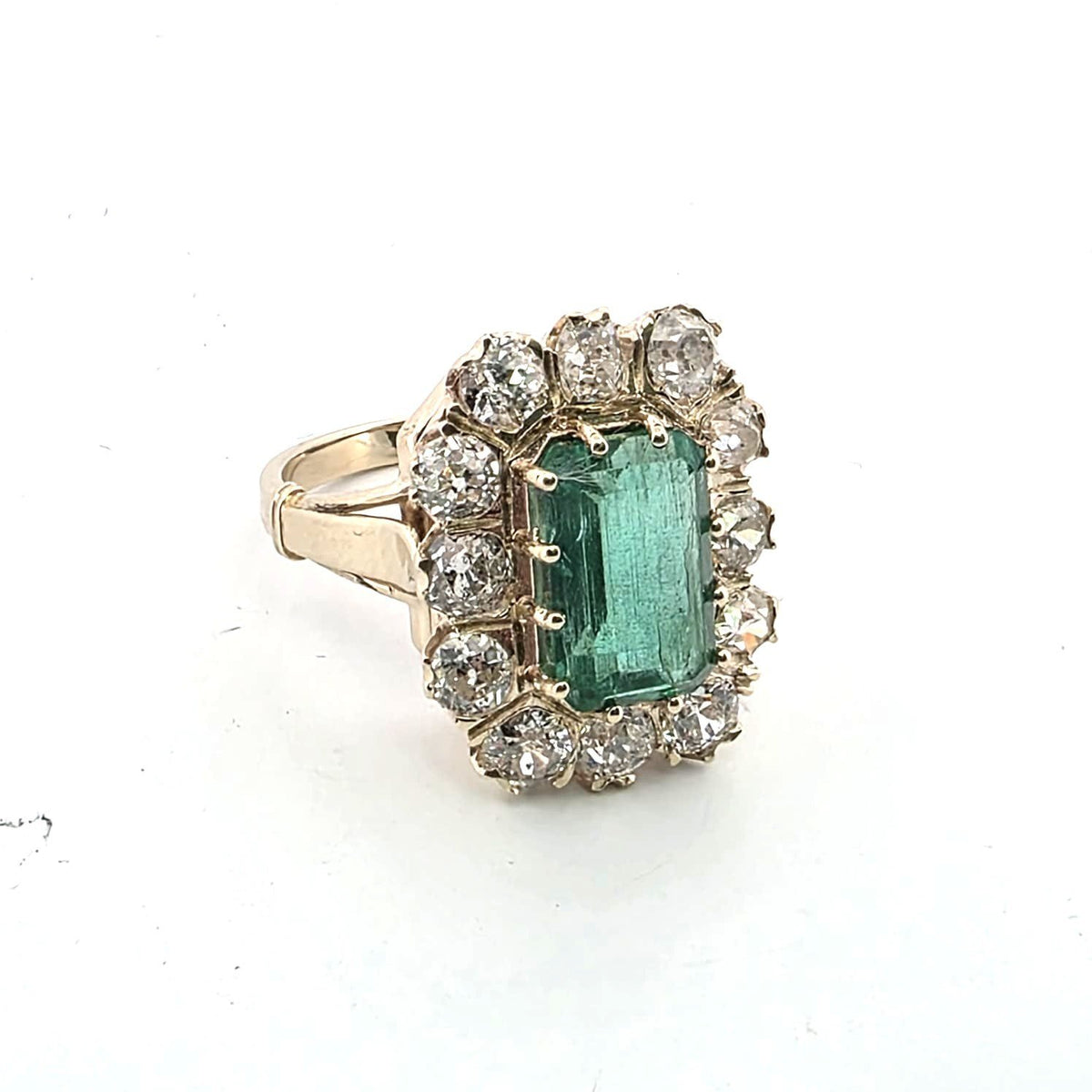 Bague Entourage en or jaune, émeraude et diamants