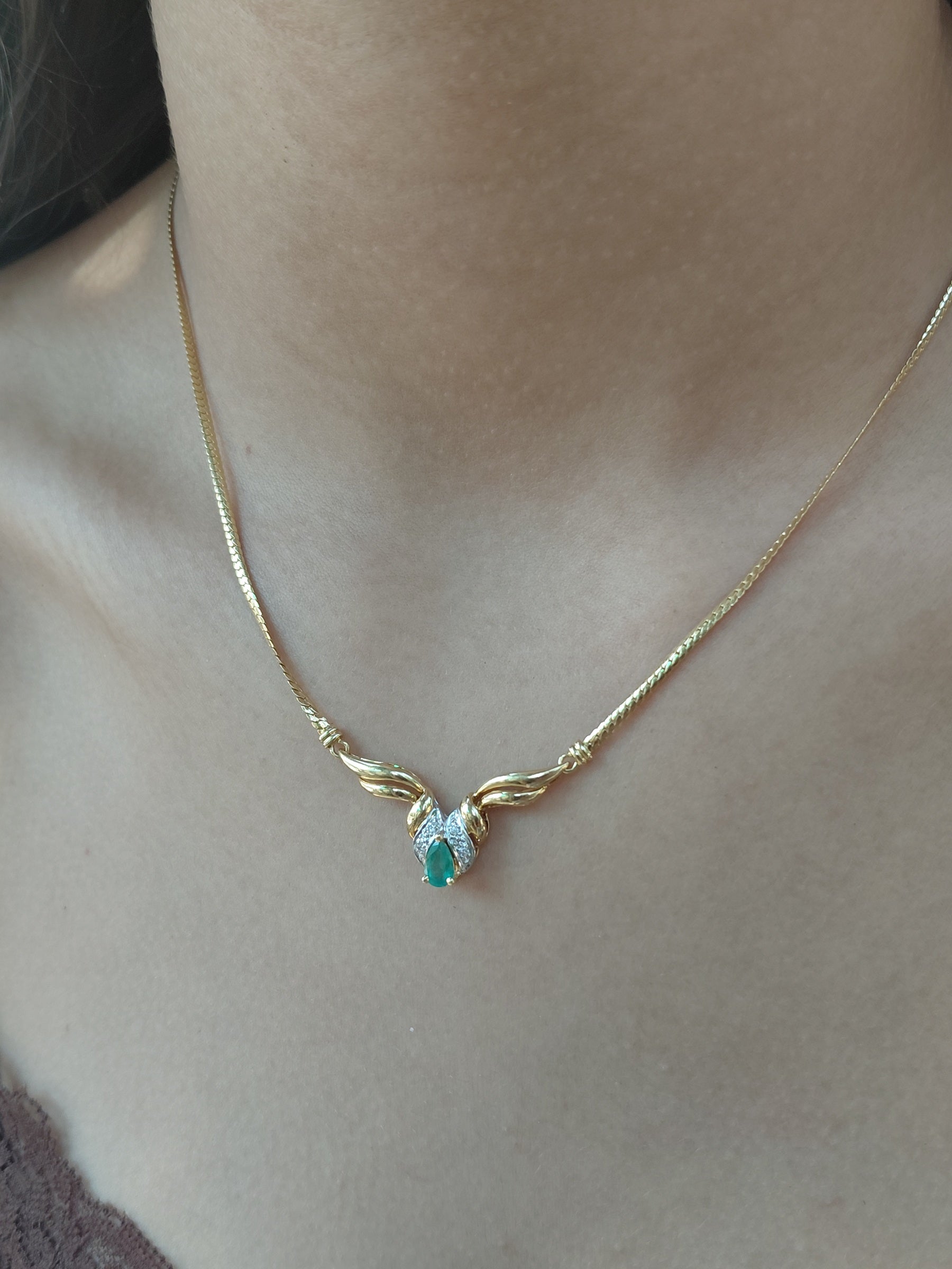 Collier En Or Jaune, Emeraude Et Diamants