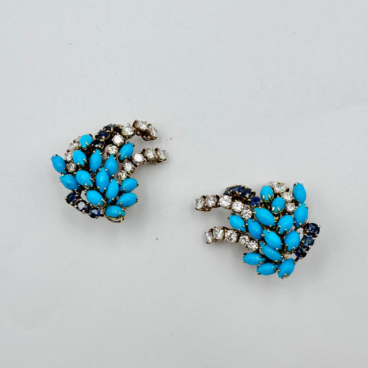 Boucles d'oreilles Clips BOUCHERON or jaune, turquoises, saphirs et diamants