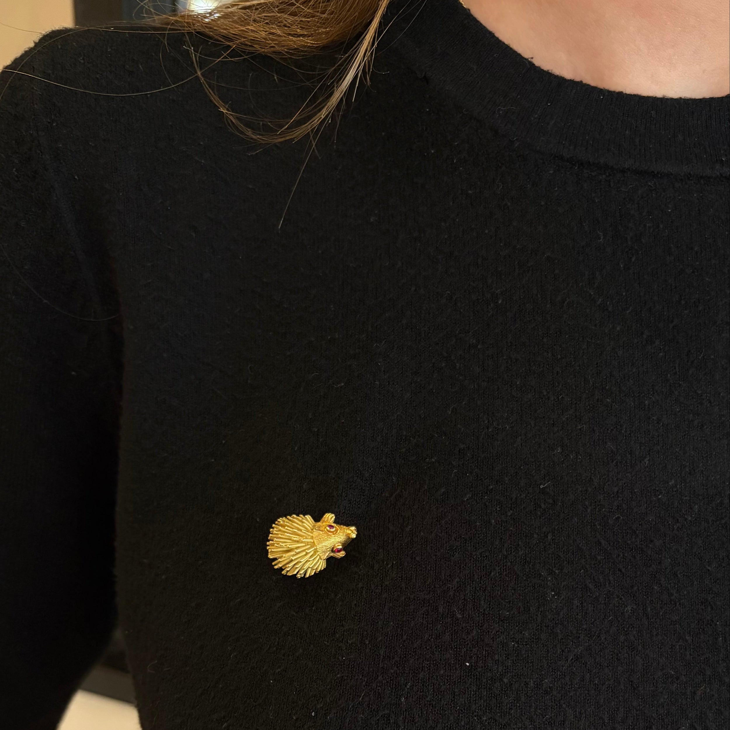 Broche Hérisson en or jaune et rubis