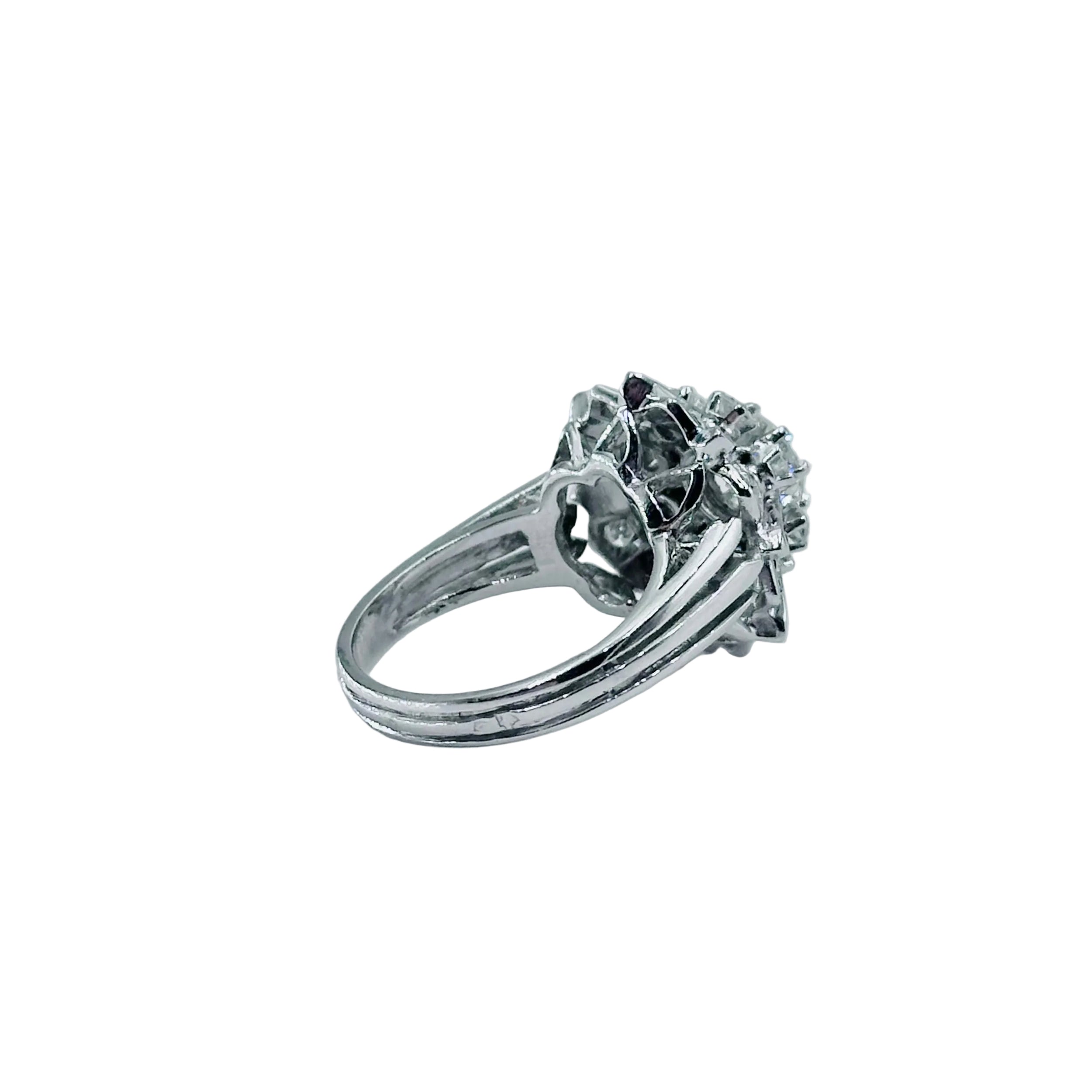 Bague Entourage en or blanc, platine et diamants