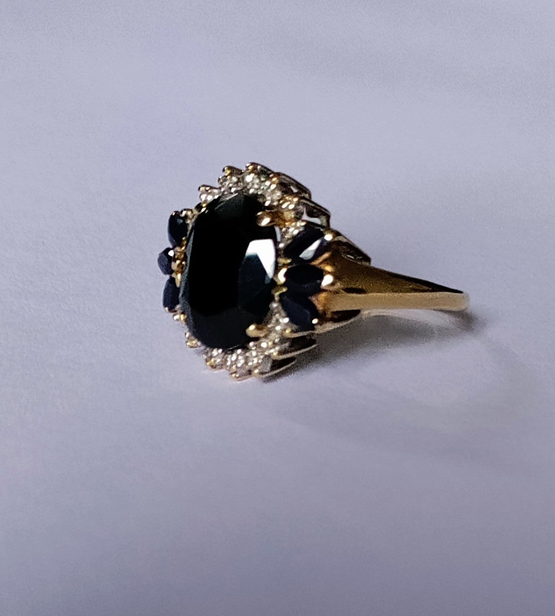 Bague Marguerite en or jaune, saphirs et diamants