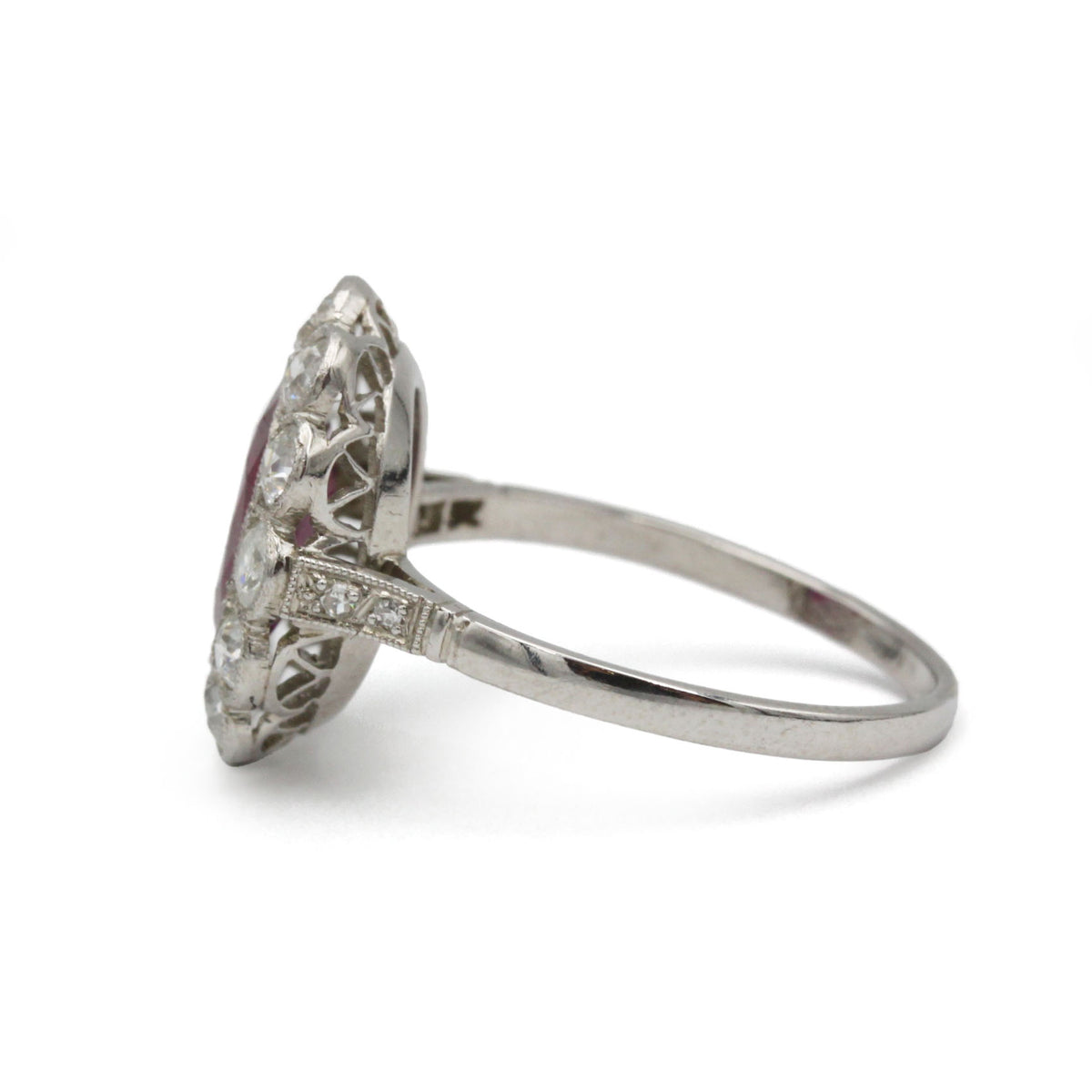 Bague Pompadour en platine, rubis et diamants
