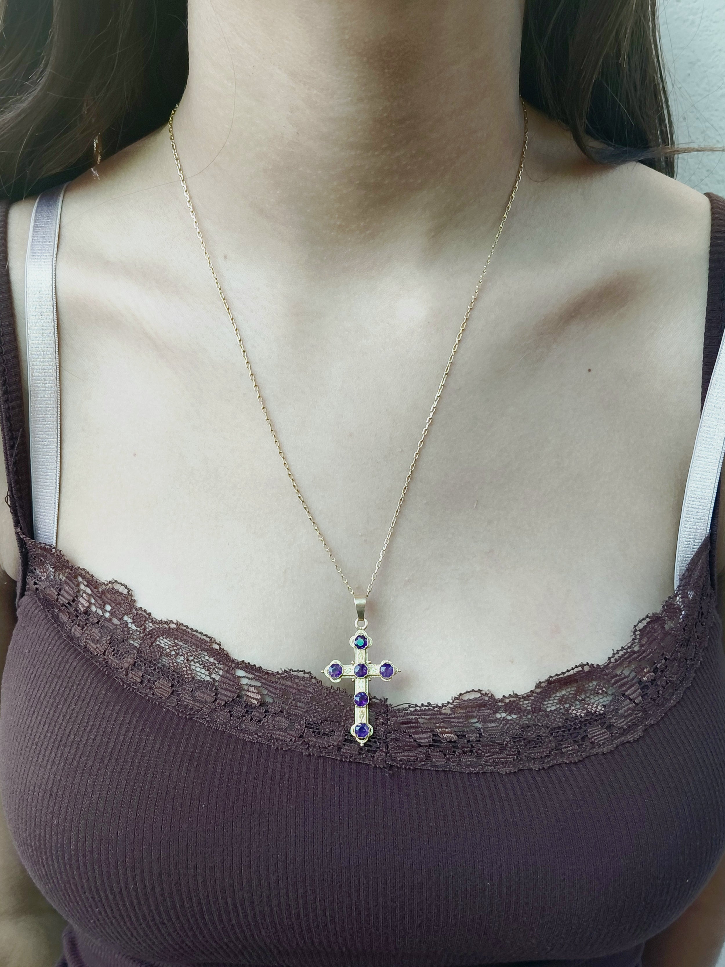 Croix en or et améthyste
