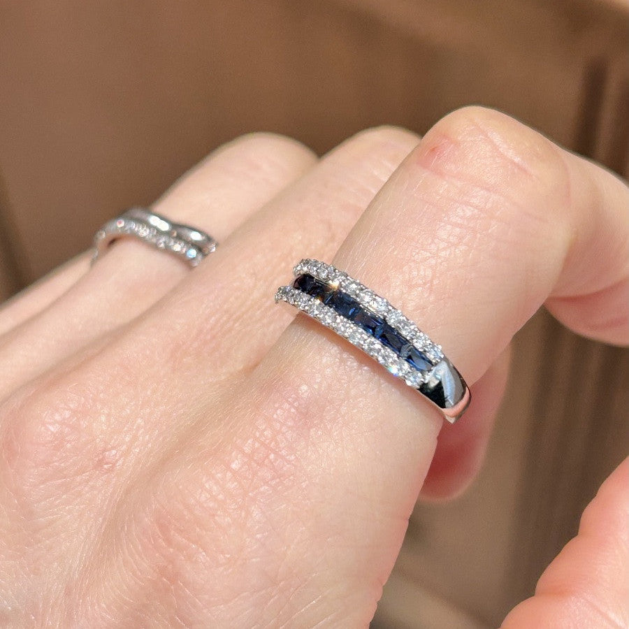 Bague Alliance en or blanc, saphirs, et diamants