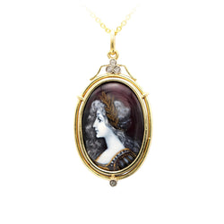 Pendentif en or jaune, émail et diamants