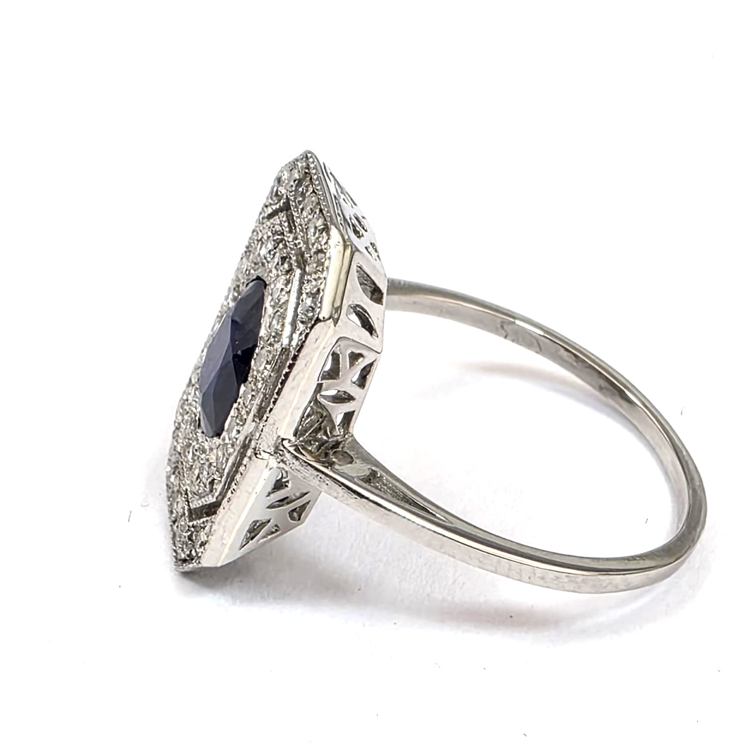 Bague Entourage en or blanc, saphir et diamants