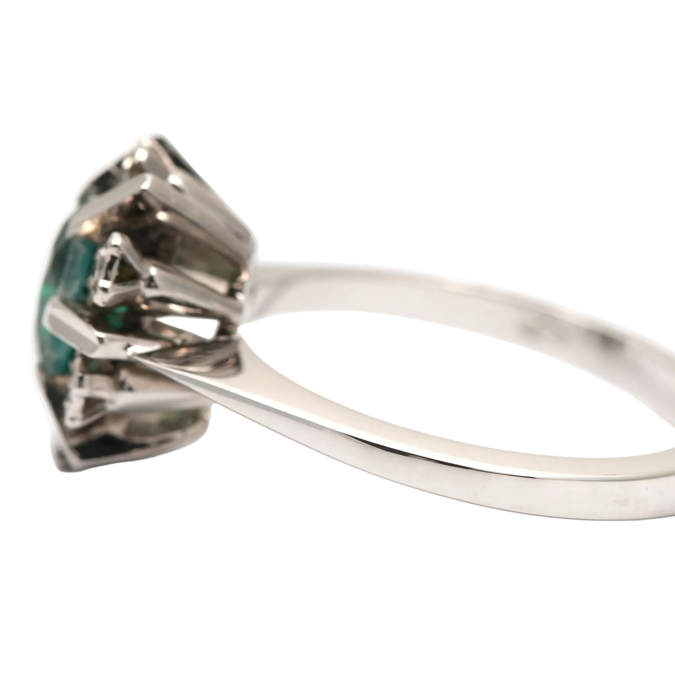Bague Entourage en or blanc, émeraude et diamants
