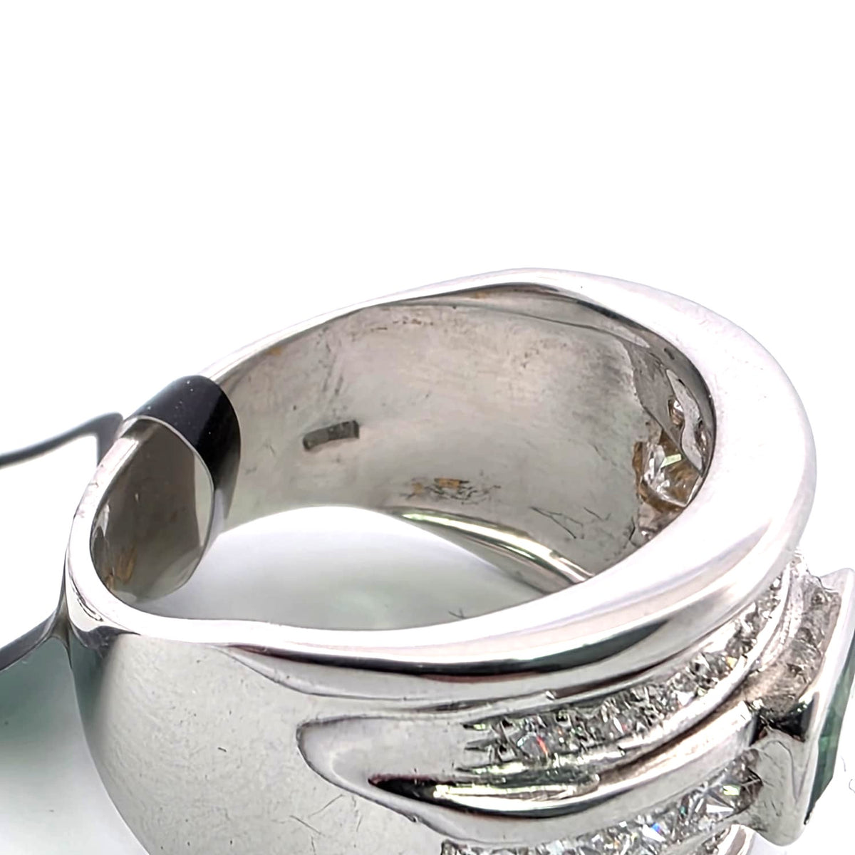 Bague en or jaune, émeraude diamants