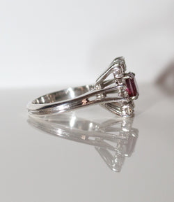 Bague Pompadour en or blanc, rubis, et diamants