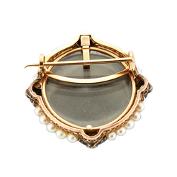 Broche Camée en or jaune, argent, calcédoine, perles et diamants