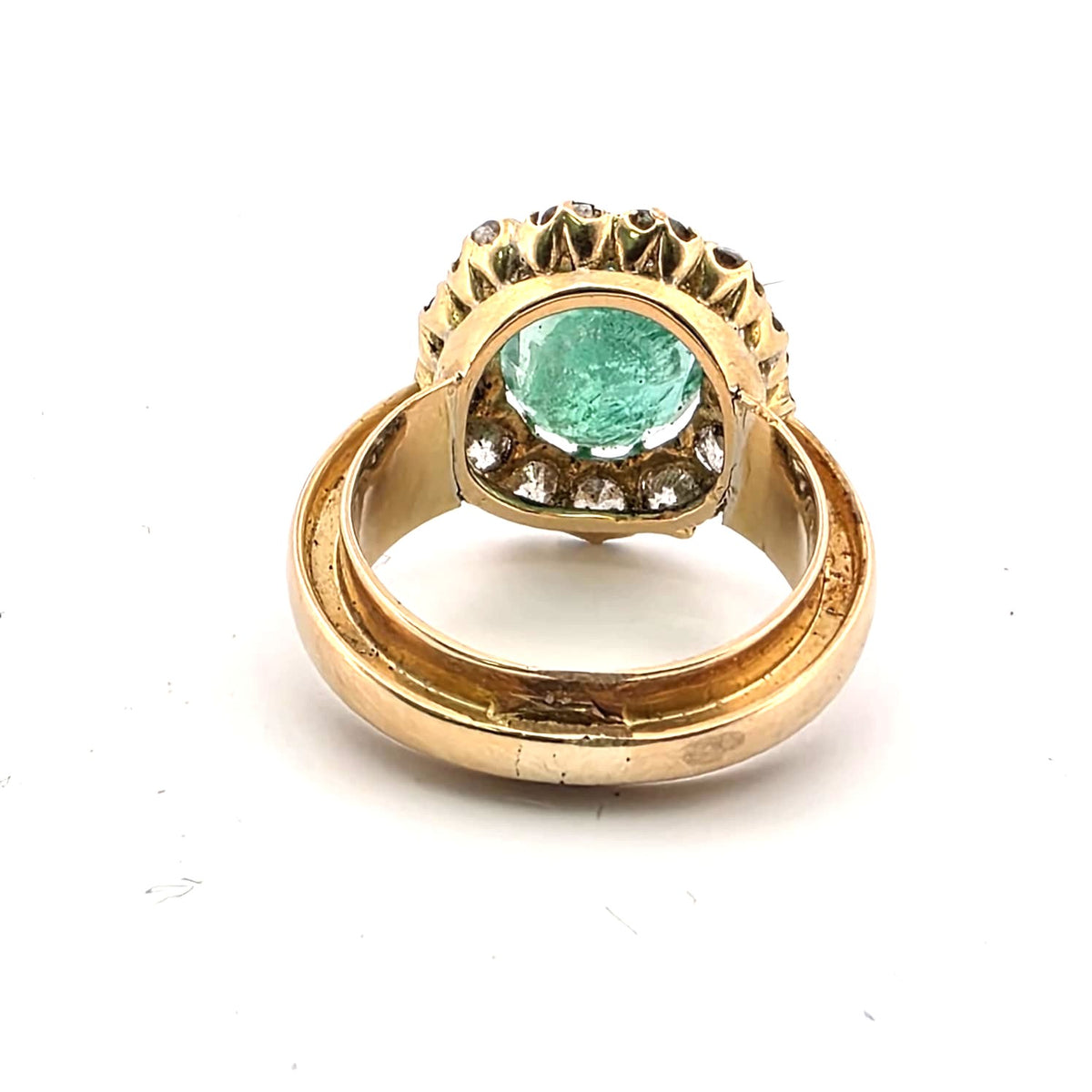Bague Entourage en or jaune, émeraude et diamants
