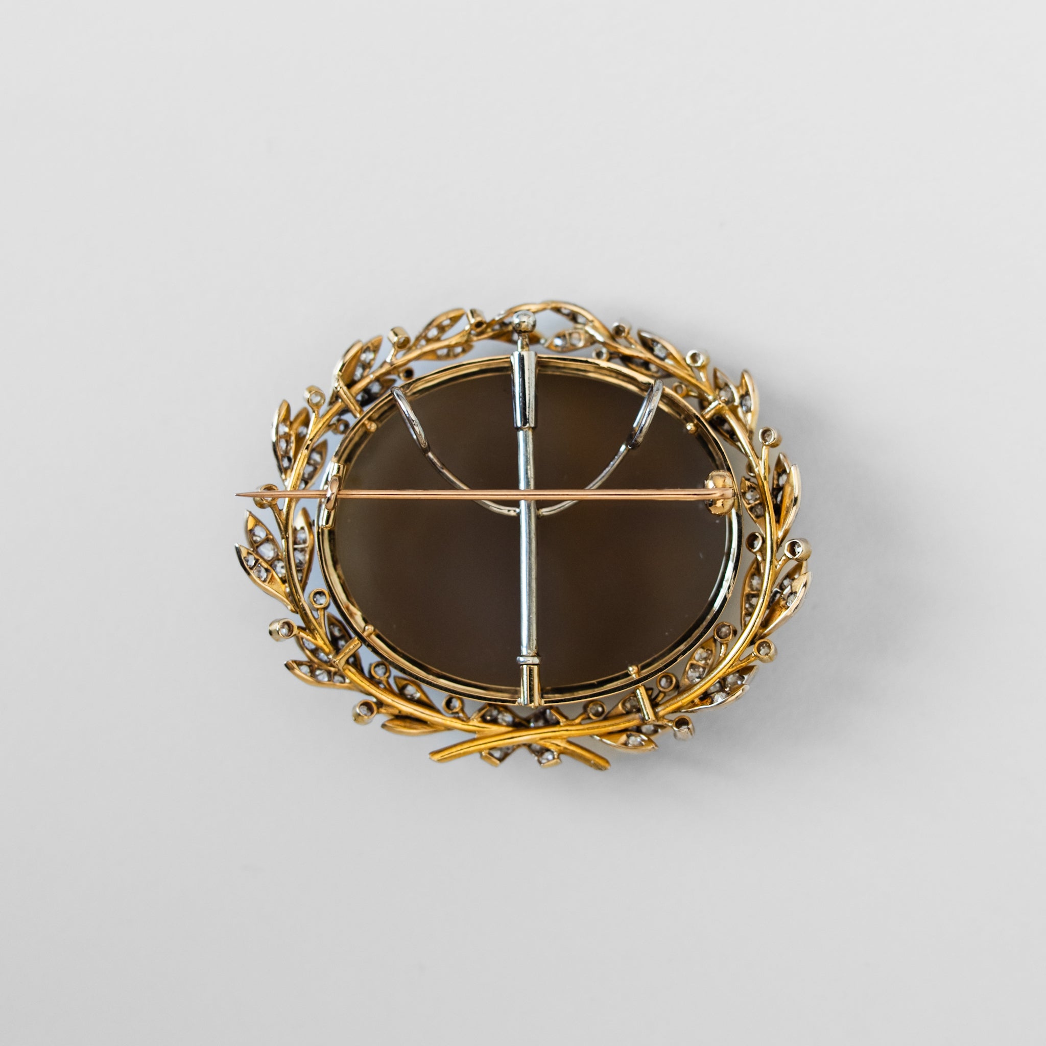 Broche Camée en or jaune et agate