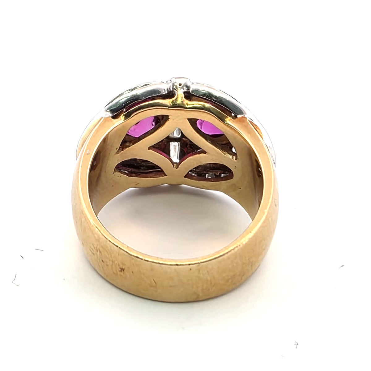 Bague Pavée en or jaune, rubis et diamants