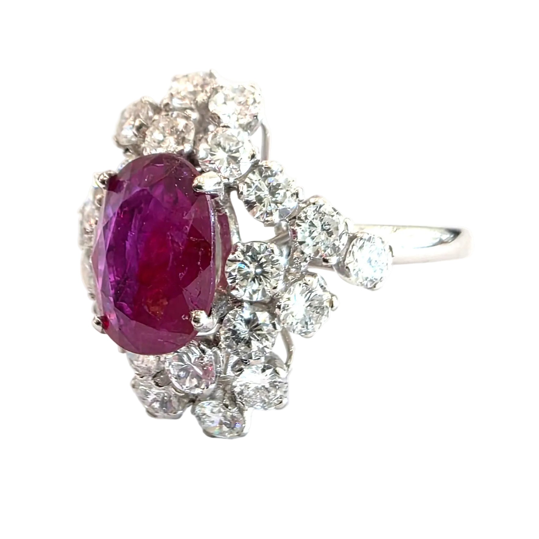 Bague Entourage en or blanc, rubis et diamants