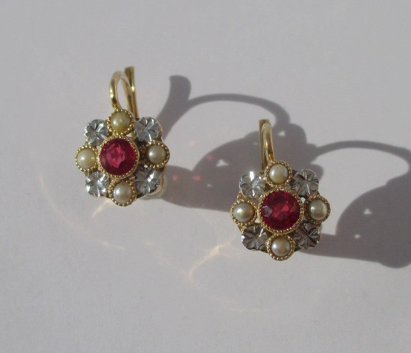 Boucles d’oreilles Dormeuses en or jaune, or banc, rubis, et perles