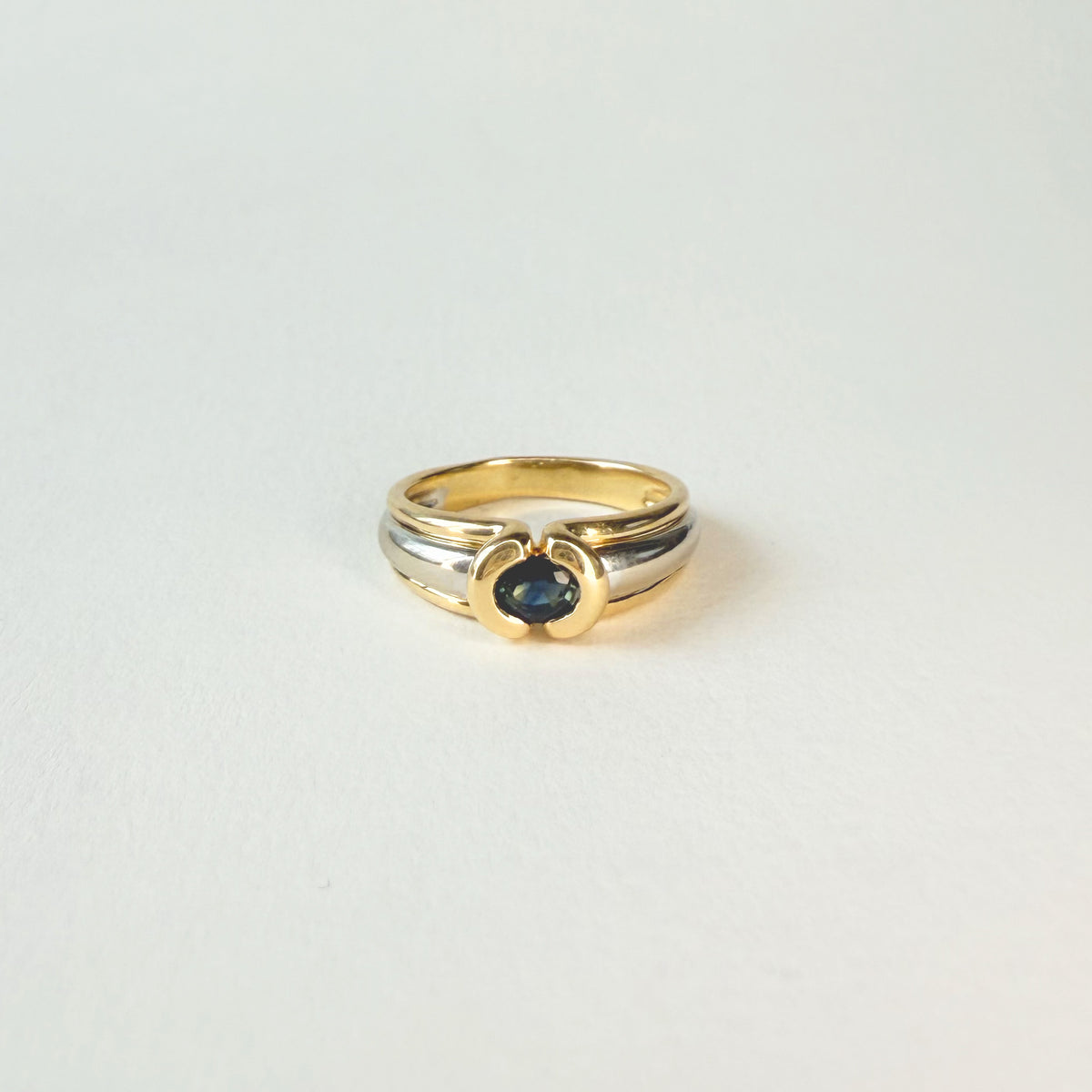 Bague Jonc en or jaune, or blanc, et saphir