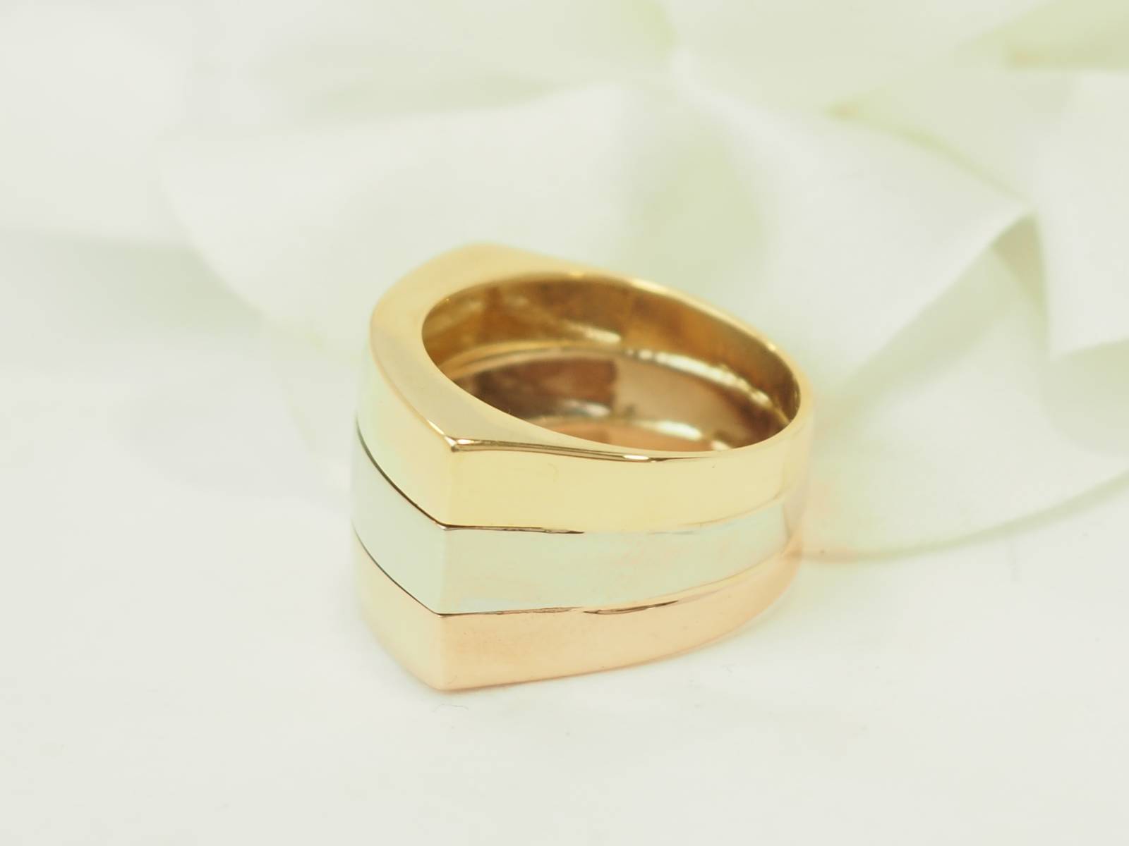 Bague en or jaune, or rose, et or blanc