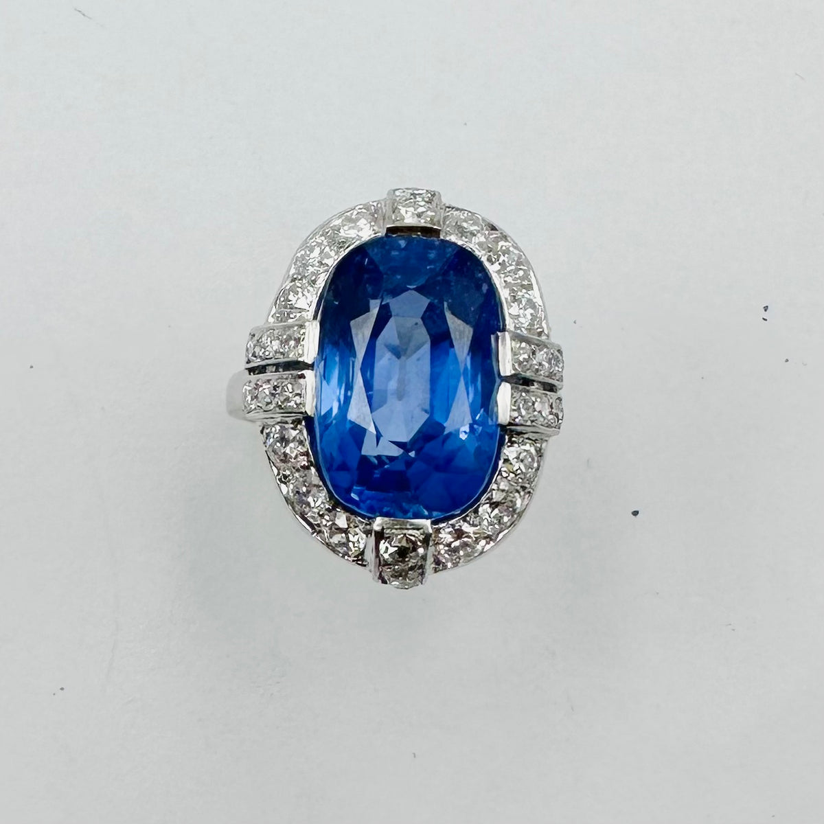 Bague Entourage en platine, saphir et diamants