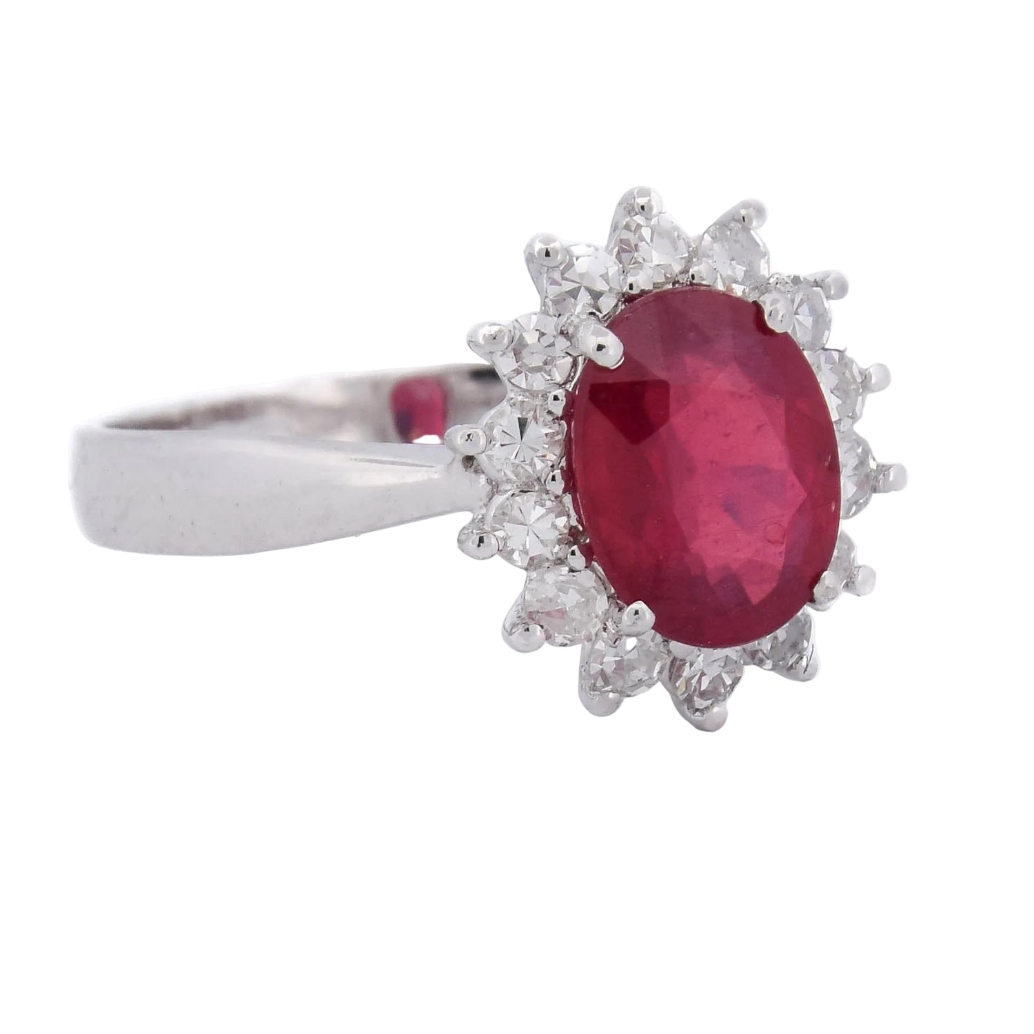 Bague Entourage en or blanc, rubis et diamants