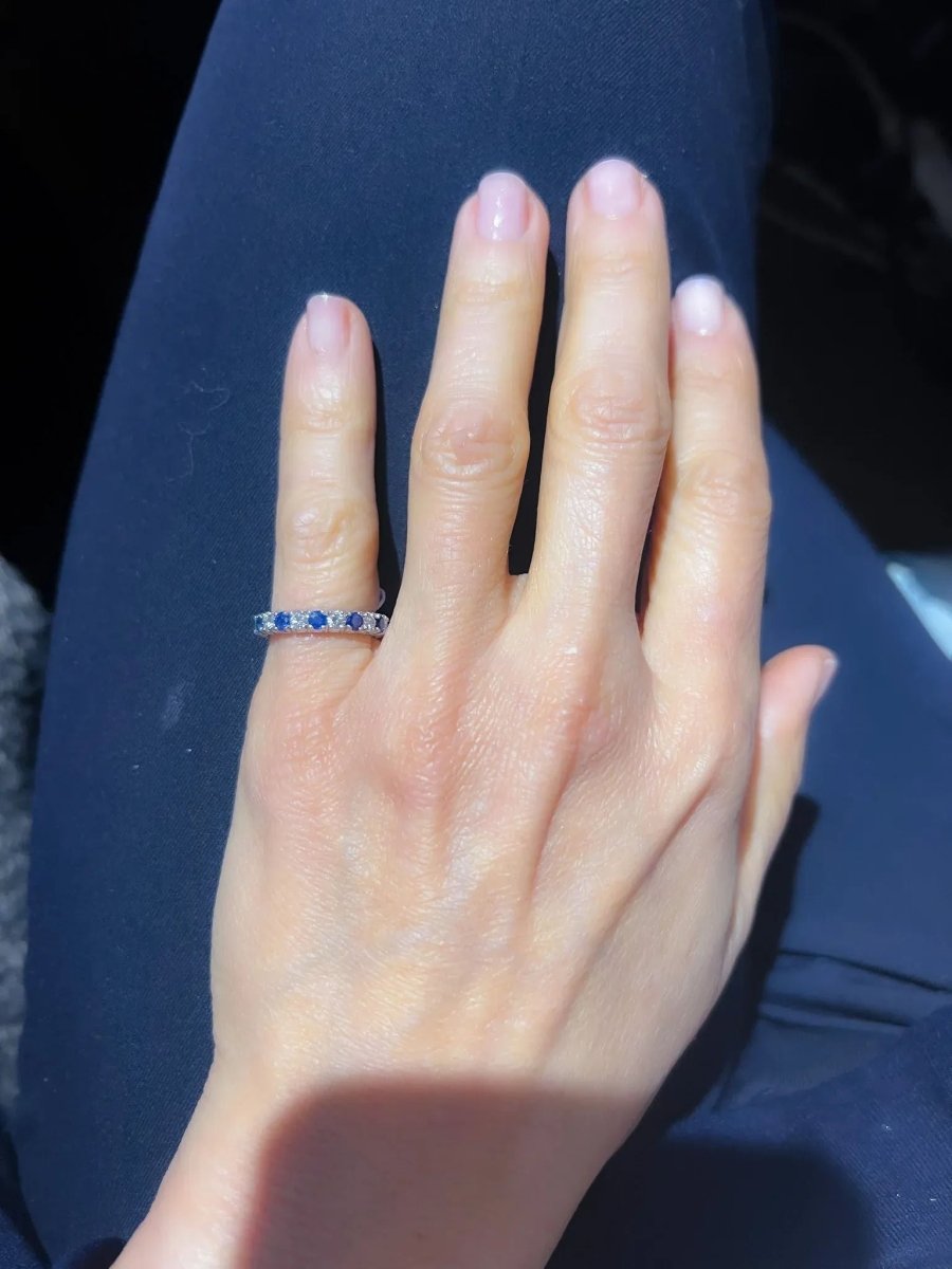 Alliance américaine en or gris,diamant et saphir . - Castafiore