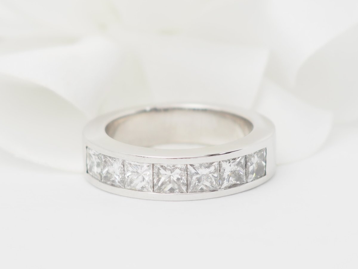 Alliance en or blanc et diamants 1,50ct taille princesse - Castafiore