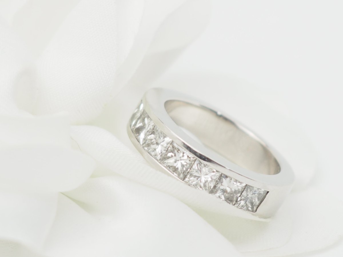 Alliance en or blanc et diamants 1,50ct taille princesse - Castafiore