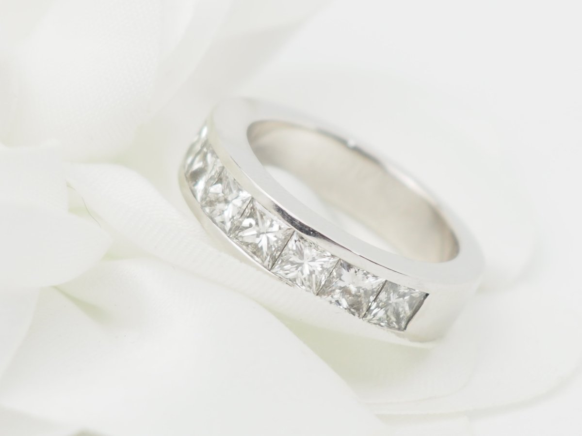 Alliance en or blanc et diamants 1,50ct taille princesse - Castafiore
