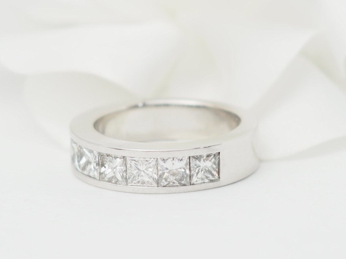 Alliance en or blanc et diamants 1,50ct taille princesse - Castafiore