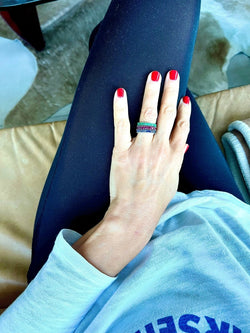 Alliances sur or gris en saphirs,rubis et émeraudes - Castafiore