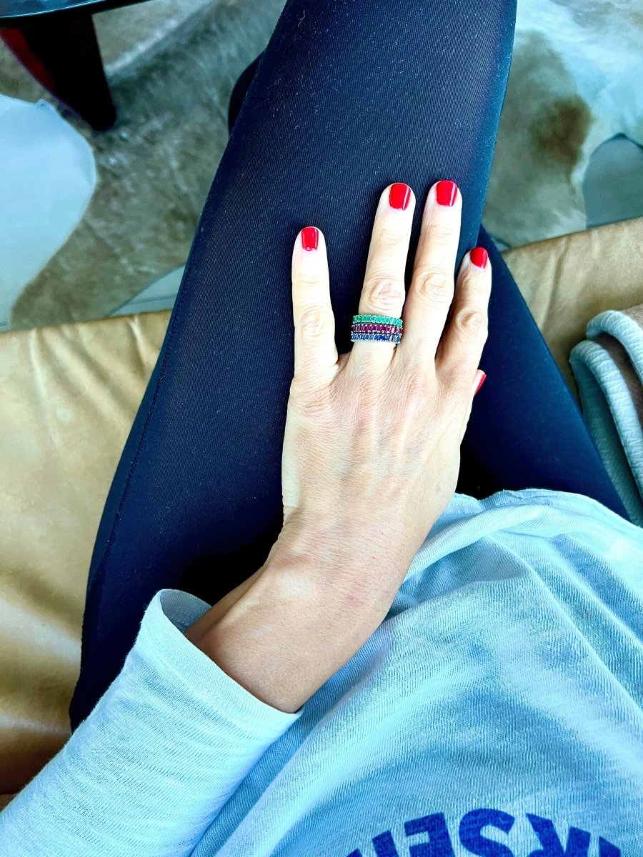 Alliances sur or gris en saphirs,rubis et émeraudes - Castafiore