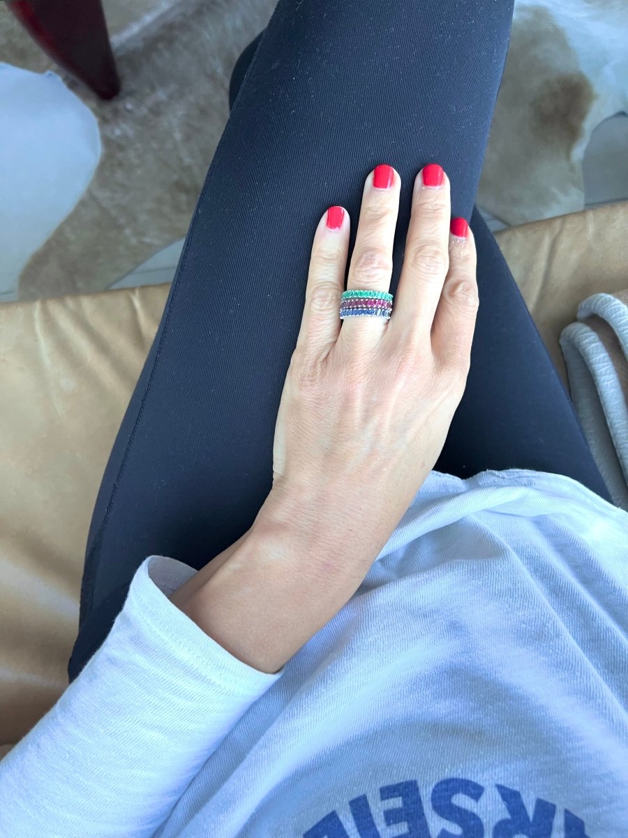 Alliances sur or gris en saphirs,rubis et émeraudes - Castafiore