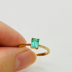 ANIILLO SOLITARIO DE ORO AMARILLO CON ESMERALDA CORTE ESMERALDA - Castafiore