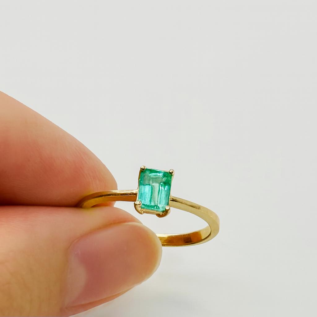 ANIILLO SOLITARIO DE ORO AMARILLO CON ESMERALDA CORTE ESMERALDA - Castafiore