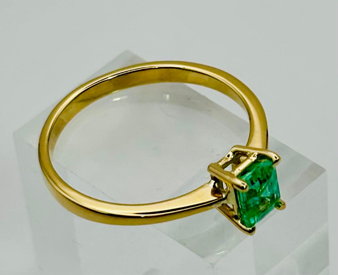 ANIILLO SOLITARIO DE ORO AMARILLO CON ESMERALDA CORTE ESMERALDA - Castafiore