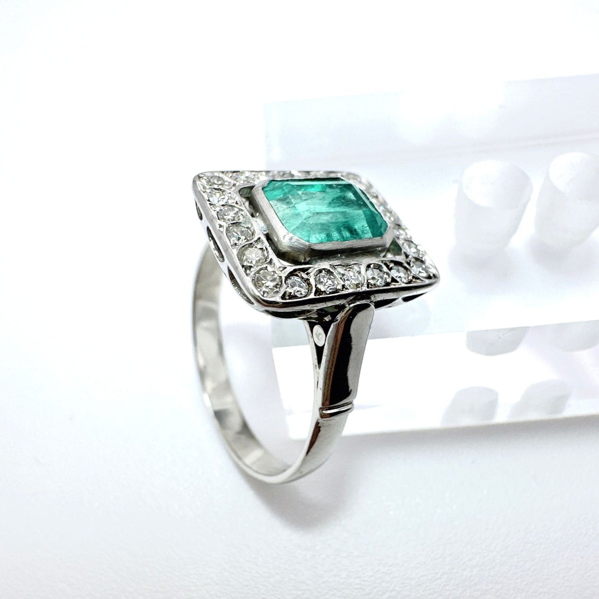 ANILLO ART DÉCO EN ORO BLANCO CON DIAMANTES Y ESMERALDA. - Castafiore