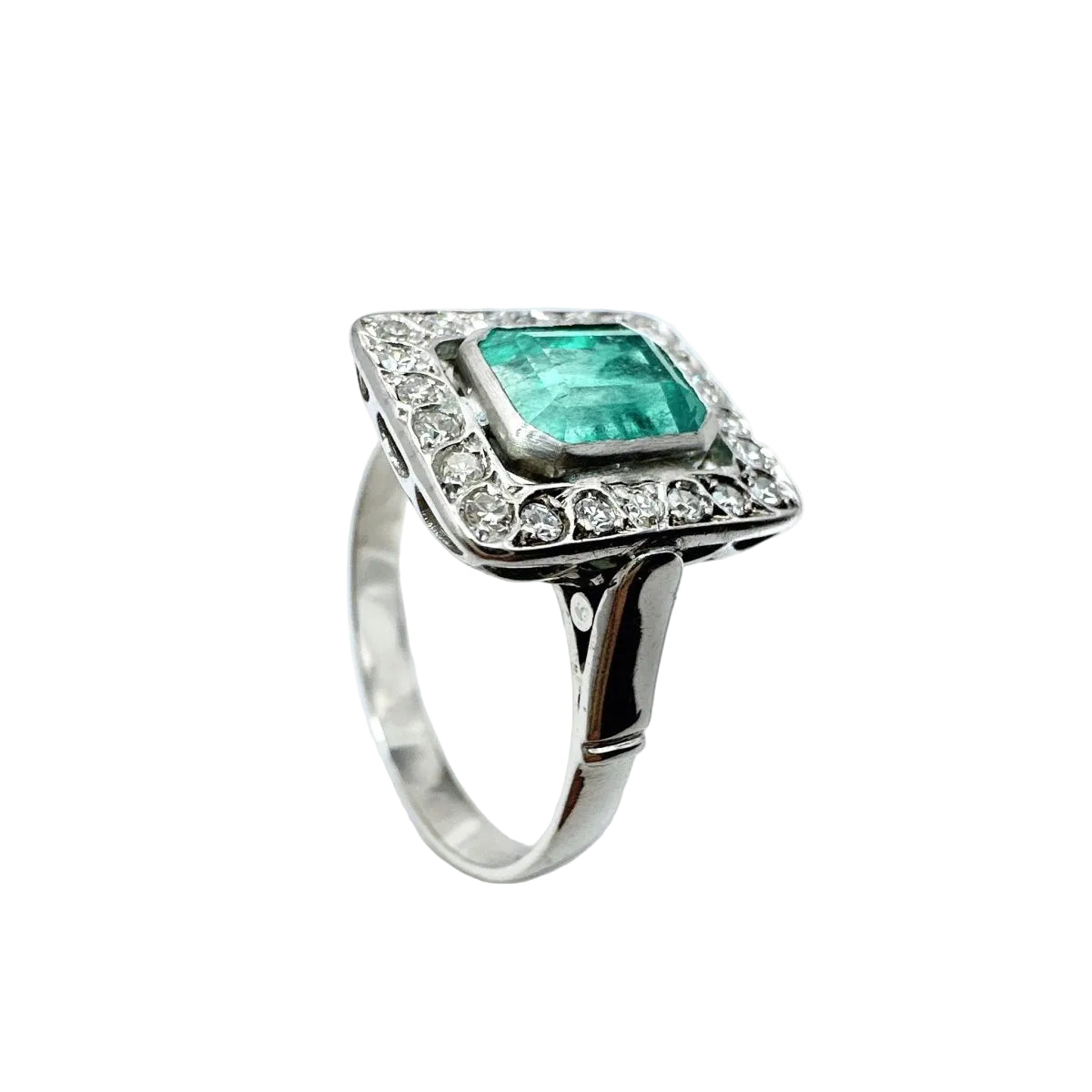 ANILLO ART DÉCO EN ORO BLANCO CON DIAMANTES Y ESMERALDA. - Castafiore