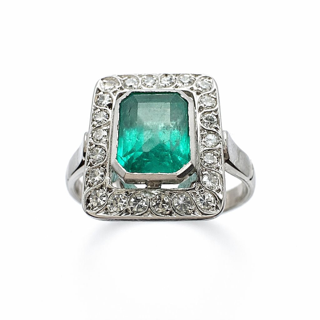 ANILLO ART DÉCO EN ORO BLANCO CON DIAMANTES Y ESMERALDA. - Castafiore