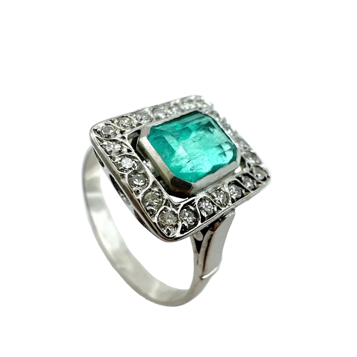 ANILLO ART DÉCO EN ORO BLANCO CON DIAMANTES Y ESMERALDA. - Castafiore