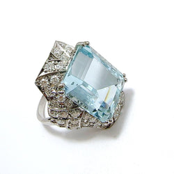 ANILLO ART DÉCOEN PLATINO, CON AGUA MARINA CENTRAL Y DIAMANTES - Castafiore